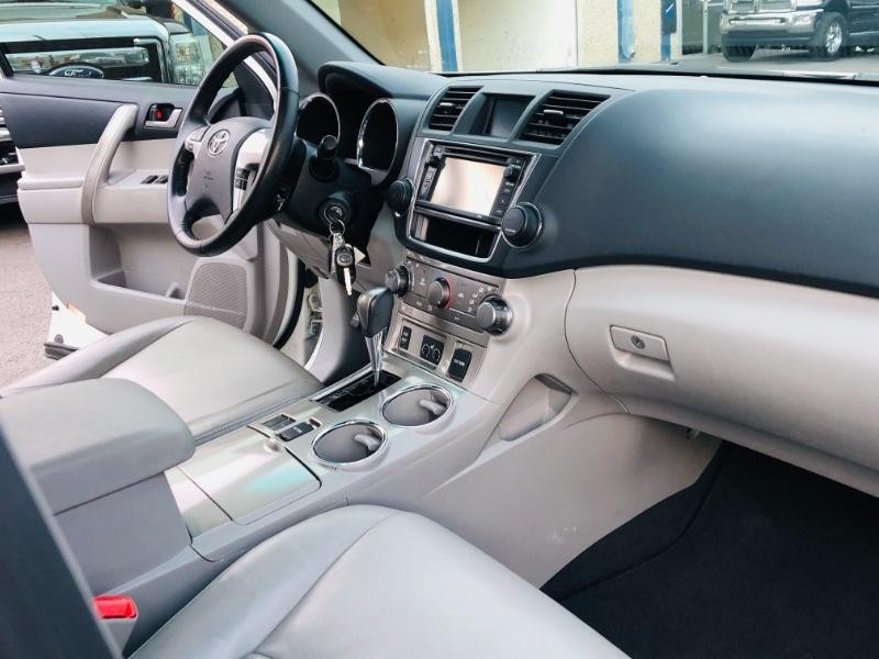 Toyota Highlander Vehicle Full-screen Gallery Image 21