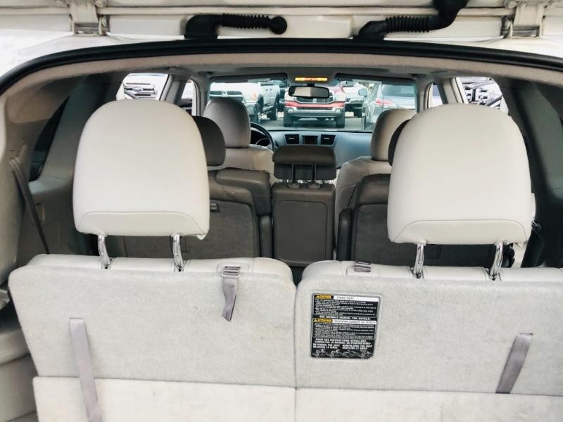 Toyota Highlander Vehicle Full-screen Gallery Image 23