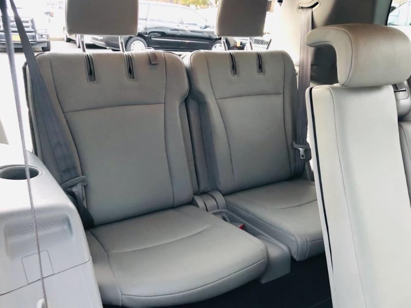 Toyota Highlander Vehicle Full-screen Gallery Image 24