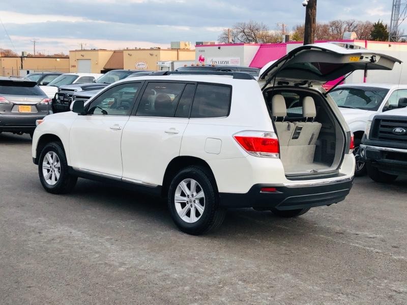 Toyota Highlander Vehicle Full-screen Gallery Image 28