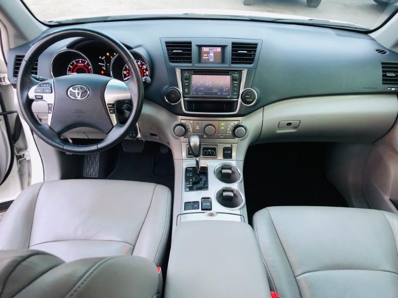 Toyota Highlander Vehicle Full-screen Gallery Image 31