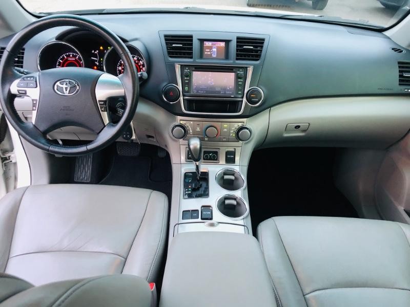 Toyota Highlander Vehicle Full-screen Gallery Image 32