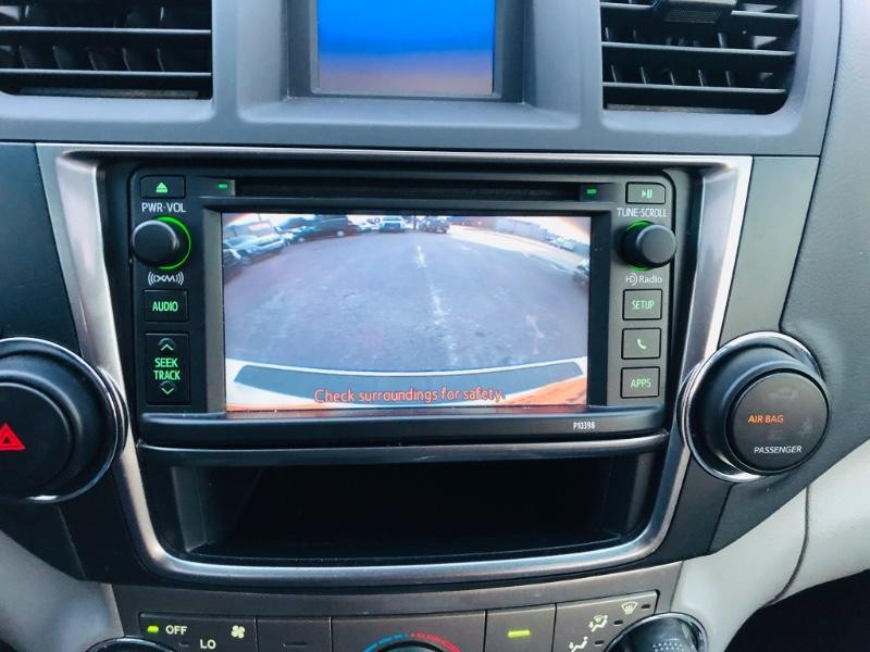 Toyota Highlander Vehicle Full-screen Gallery Image 35