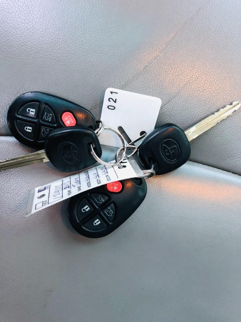 Toyota Highlander Vehicle Full-screen Gallery Image 38