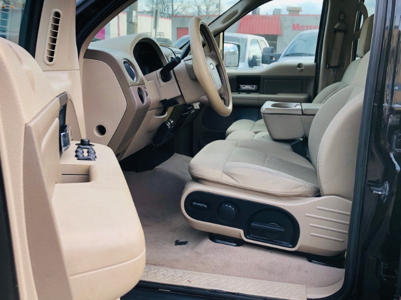 Ford F-150 Vehicle Full-screen Gallery Image 18