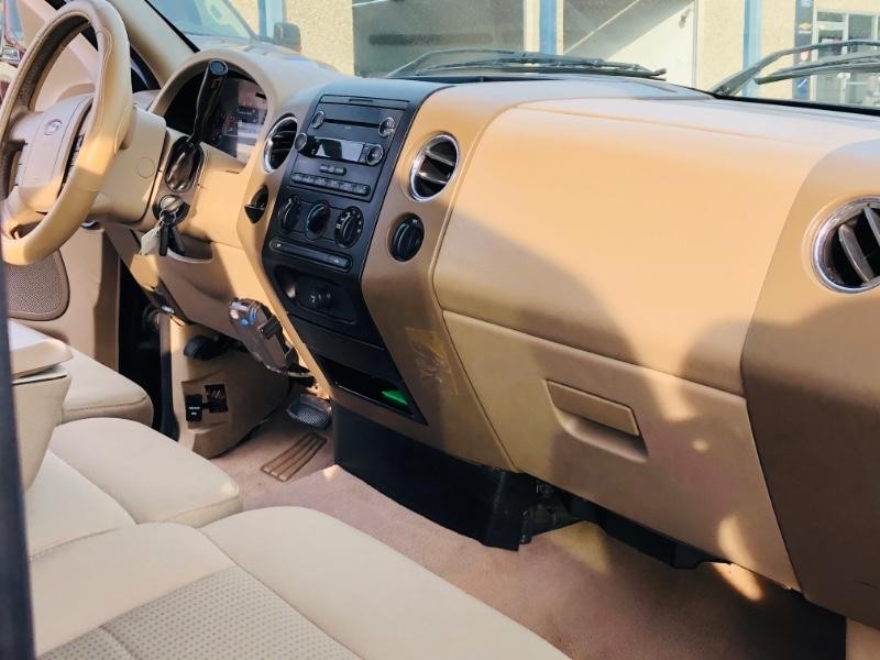 Ford F-150 Vehicle Full-screen Gallery Image 24