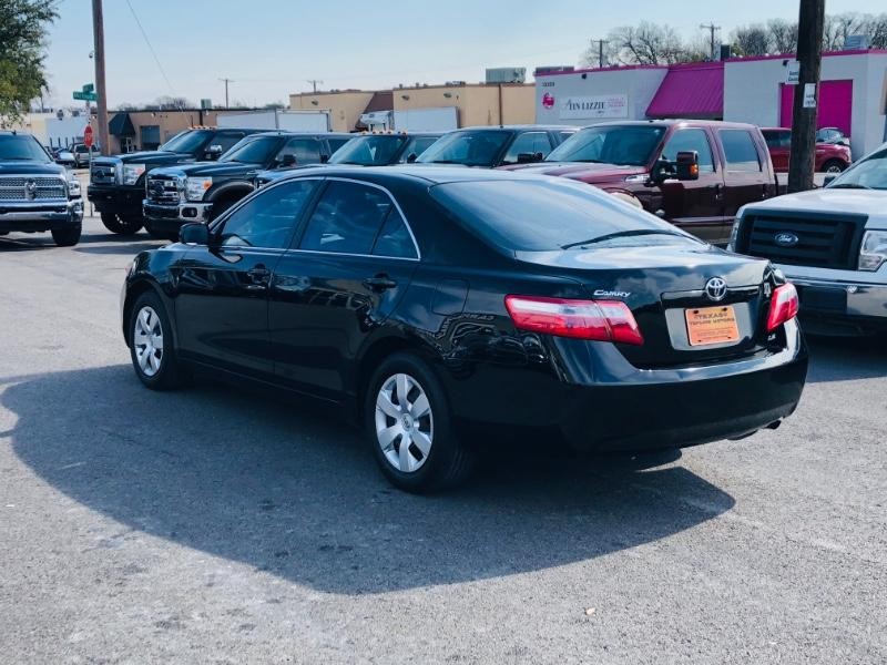 Toyota Camry Vehicle Full-screen Gallery Image 05