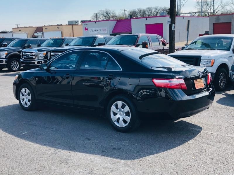 Toyota Camry Vehicle Full-screen Gallery Image 06