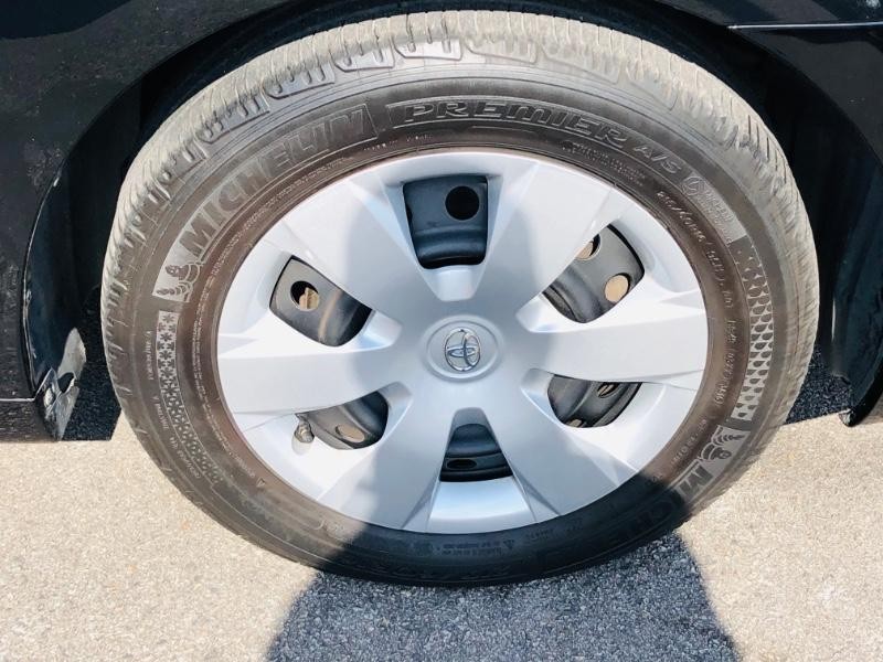 Toyota Camry Vehicle Full-screen Gallery Image 11