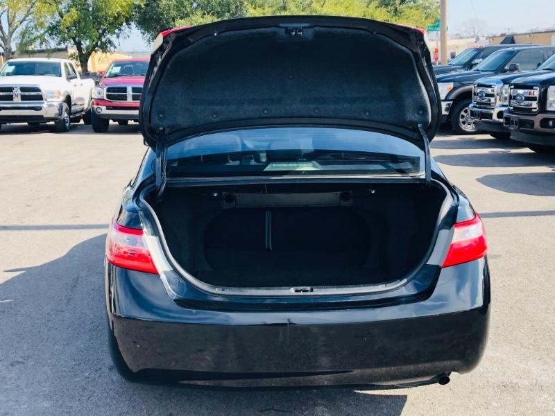 Toyota Camry Vehicle Full-screen Gallery Image 12