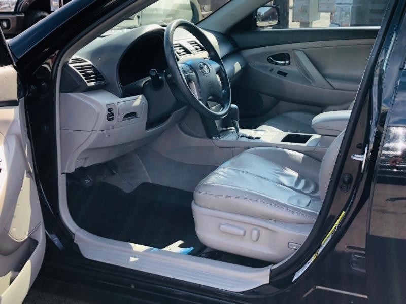 Toyota Camry Vehicle Full-screen Gallery Image 13