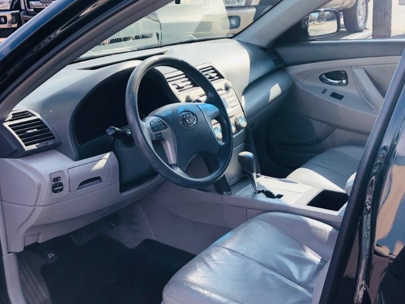 Toyota Camry Vehicle Full-screen Gallery Image 15