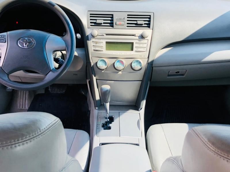Toyota Camry Vehicle Full-screen Gallery Image 16