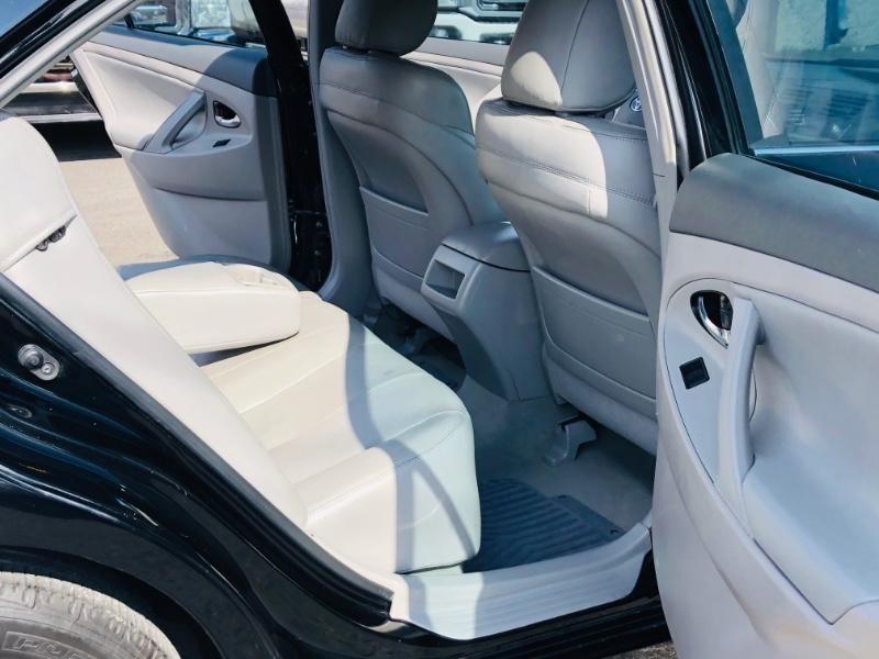 Toyota Camry Vehicle Full-screen Gallery Image 17