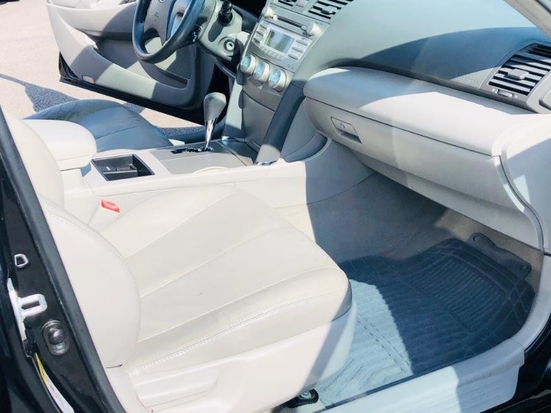 Toyota Camry Vehicle Full-screen Gallery Image 18