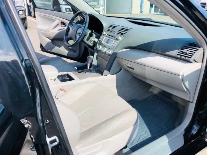 Toyota Camry Vehicle Full-screen Gallery Image 19