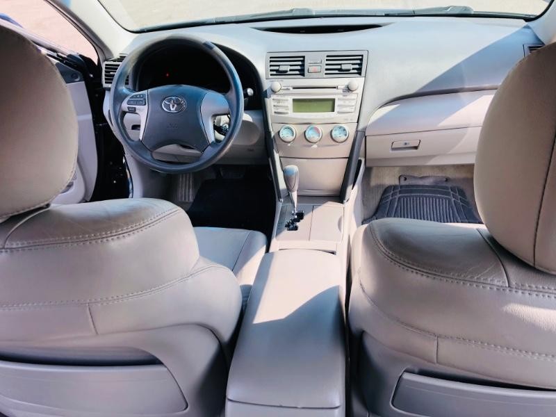 Toyota Camry Vehicle Full-screen Gallery Image 20