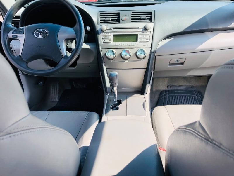 Toyota Camry Vehicle Full-screen Gallery Image 21