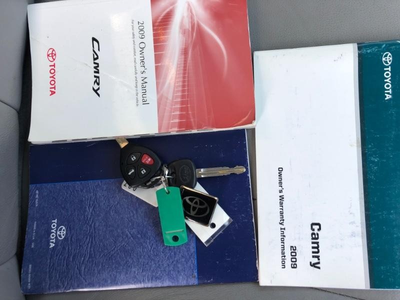 Toyota Camry Vehicle Full-screen Gallery Image 25