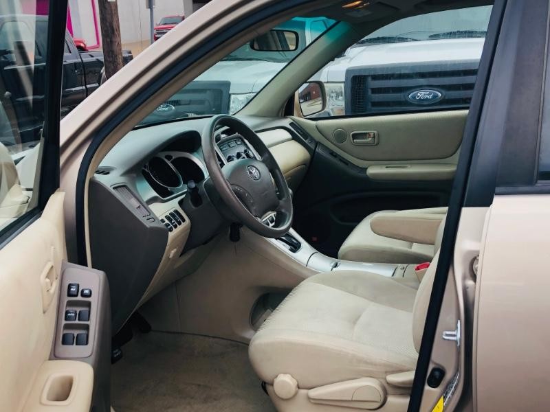 Toyota Highlander Vehicle Full-screen Gallery Image 19