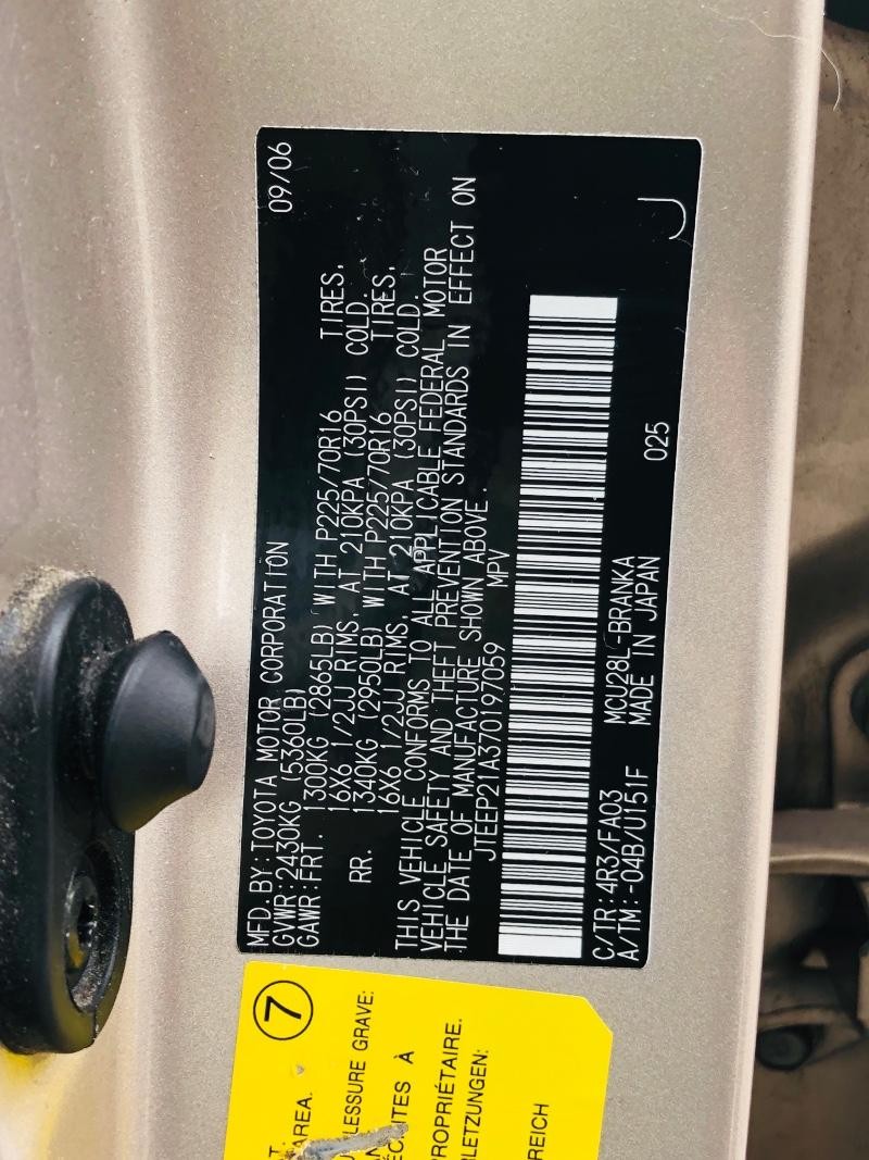 Toyota Highlander Vehicle Full-screen Gallery Image 29