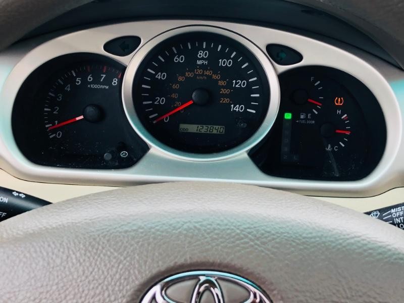 Toyota Highlander Vehicle Full-screen Gallery Image 30