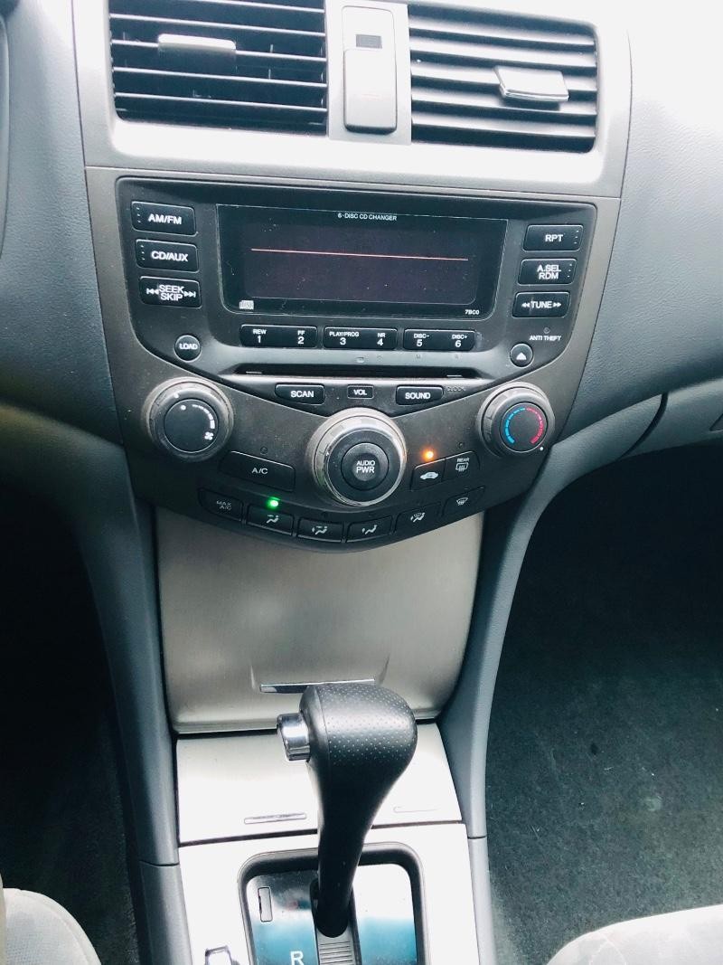 Honda Accord Sedan Vehicle Full-screen Gallery Image 24