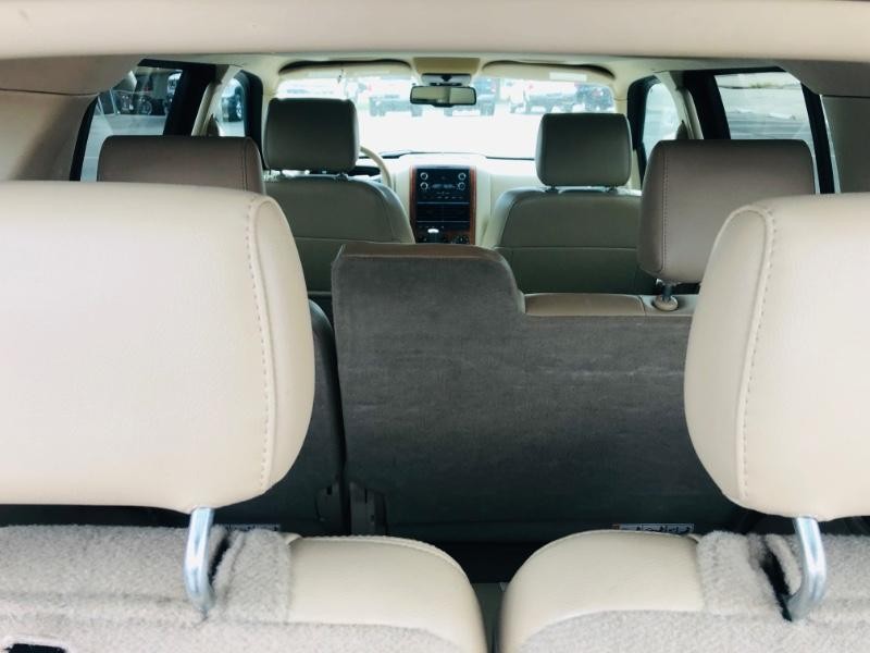 Ford Explorer Vehicle Full-screen Gallery Image 15