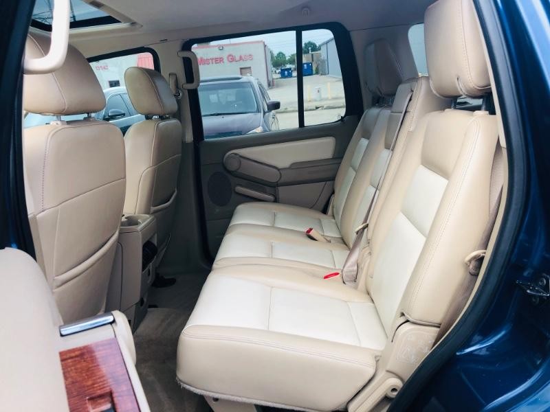 Ford Explorer Vehicle Full-screen Gallery Image 22