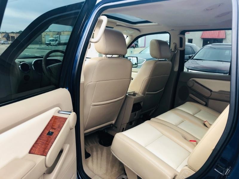 Ford Explorer Vehicle Full-screen Gallery Image 23