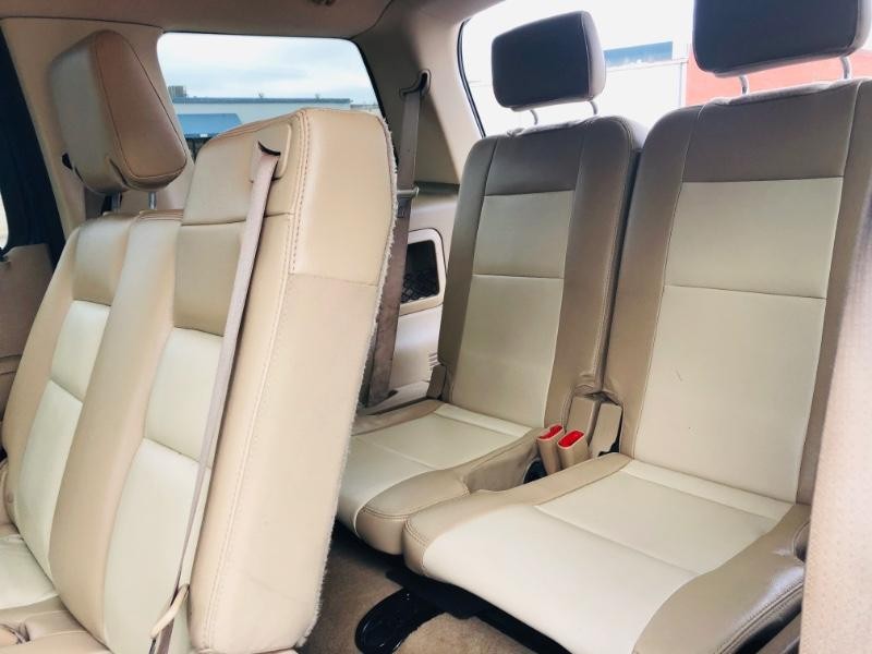 Ford Explorer Vehicle Full-screen Gallery Image 24