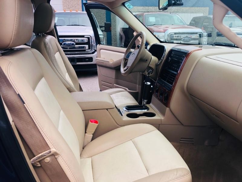 Ford Explorer Vehicle Full-screen Gallery Image 25