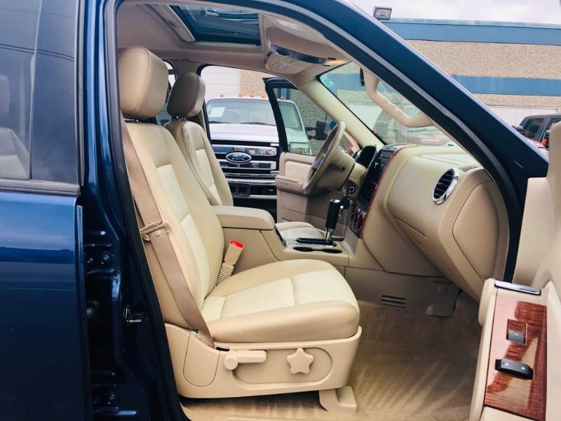 Ford Explorer Vehicle Full-screen Gallery Image 26