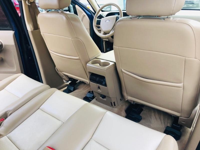 Ford Explorer Vehicle Full-screen Gallery Image 30