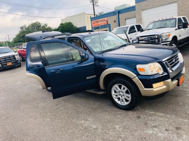 Ford Explorer Vehicle Full-screen Gallery Image 32