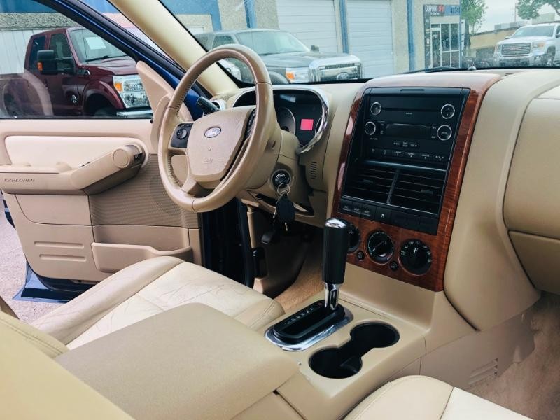 Ford Explorer Vehicle Full-screen Gallery Image 34