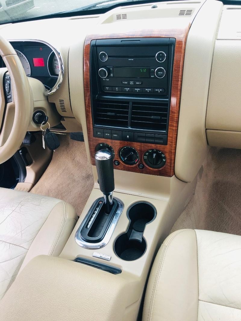 Ford Explorer Vehicle Full-screen Gallery Image 36