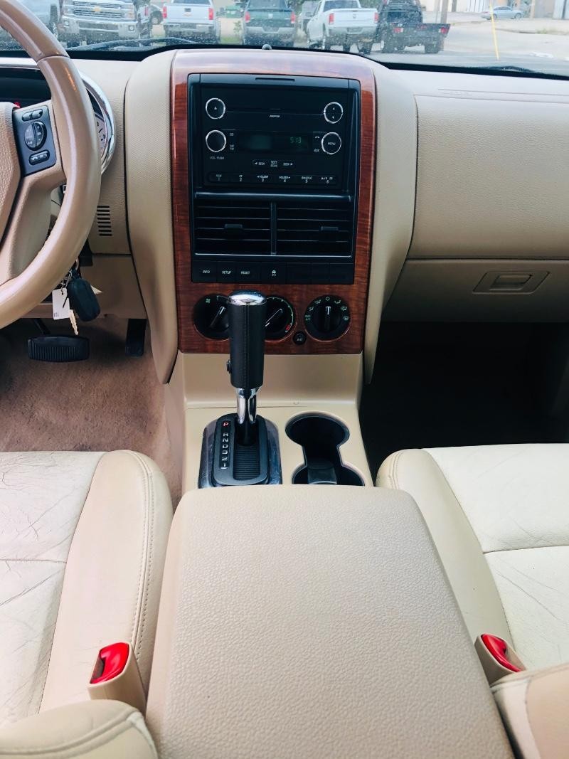 Ford Explorer Vehicle Full-screen Gallery Image 37