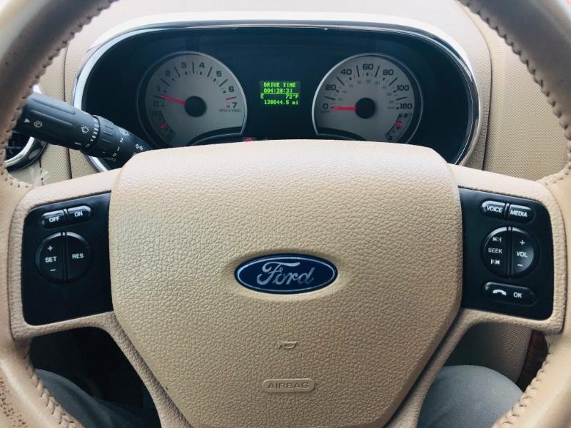 Ford Explorer Vehicle Full-screen Gallery Image 38