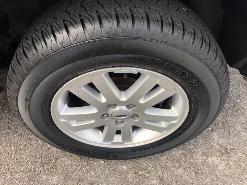 Ford Explorer Vehicle Full-screen Gallery Image 41