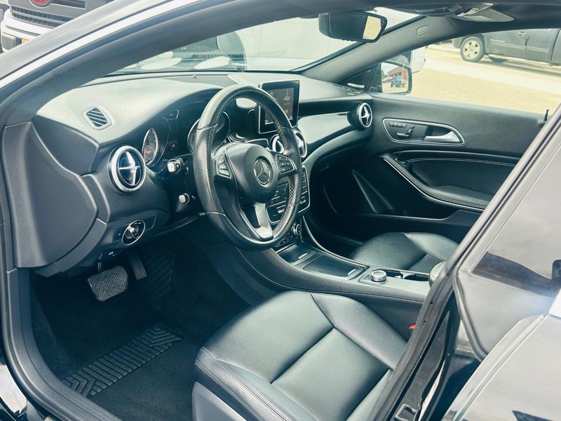 Mercedes-Benz CLA-Class Vehicle Full-screen Gallery Image 19