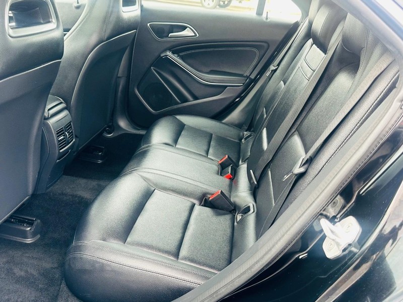 Mercedes-Benz CLA-Class Vehicle Full-screen Gallery Image 21