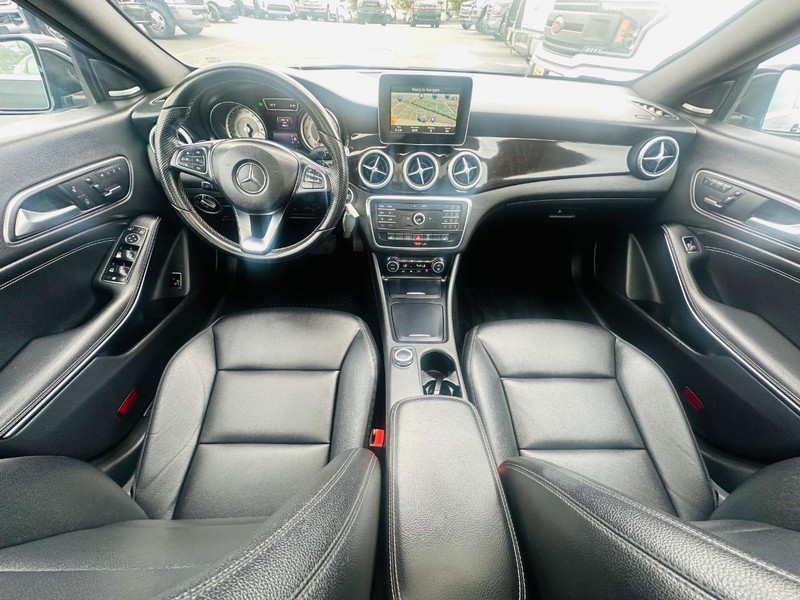 Mercedes-Benz CLA-Class Vehicle Full-screen Gallery Image 24