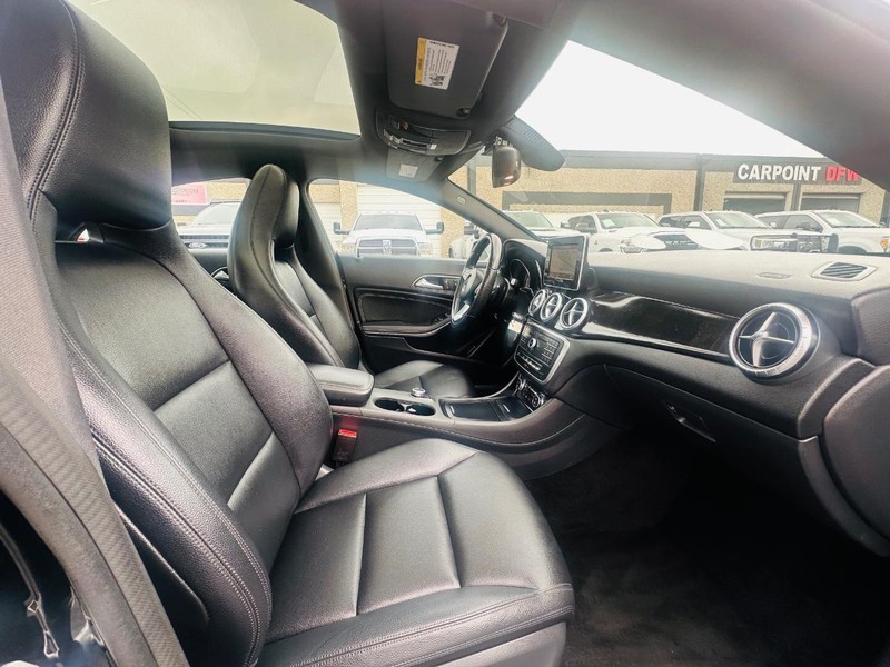 Mercedes-Benz CLA-Class Vehicle Full-screen Gallery Image 26