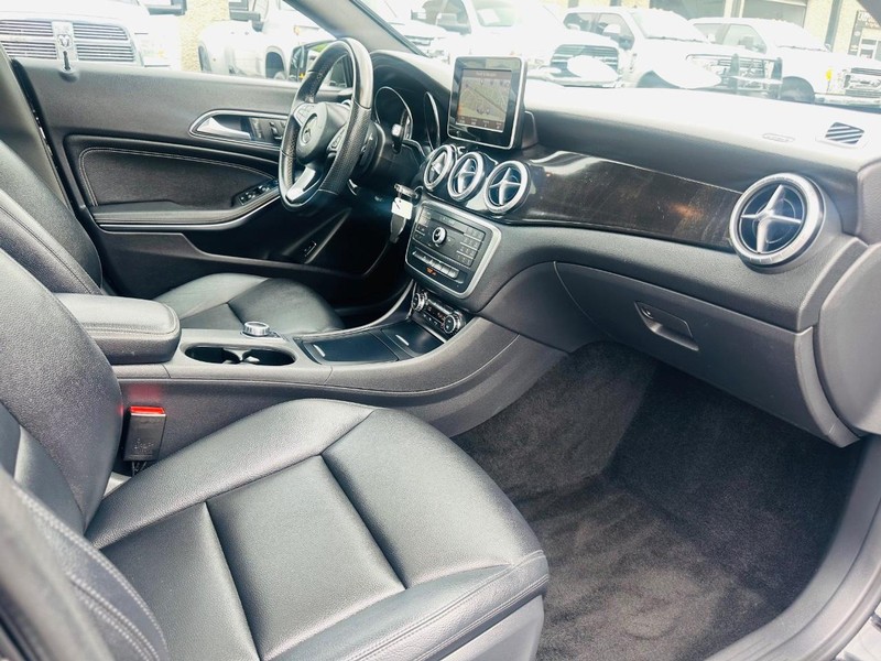 Mercedes-Benz CLA-Class Vehicle Full-screen Gallery Image 27