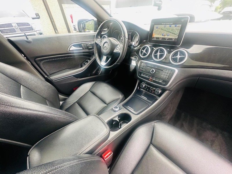 Mercedes-Benz CLA-Class Vehicle Full-screen Gallery Image 29