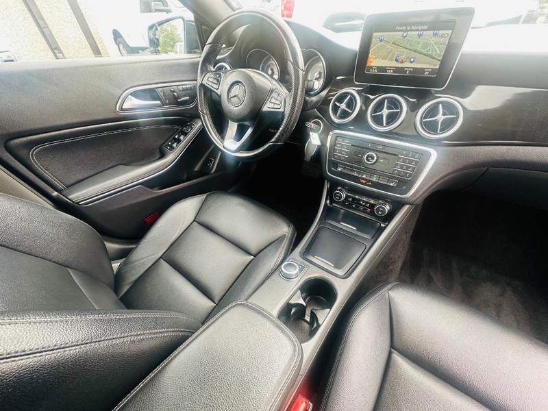 Mercedes-Benz CLA-Class Vehicle Full-screen Gallery Image 30