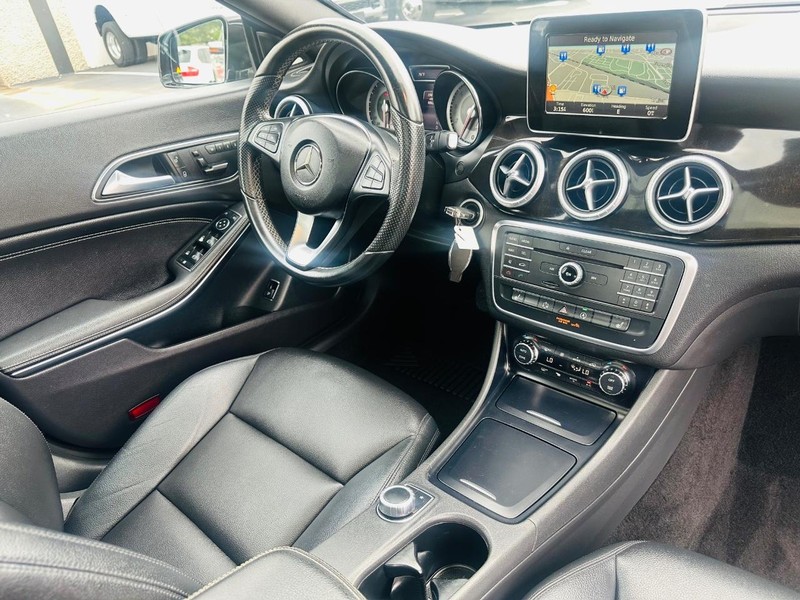 Mercedes-Benz CLA-Class Vehicle Full-screen Gallery Image 34