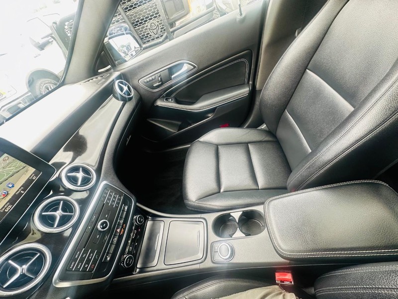 Mercedes-Benz CLA-Class Vehicle Full-screen Gallery Image 44