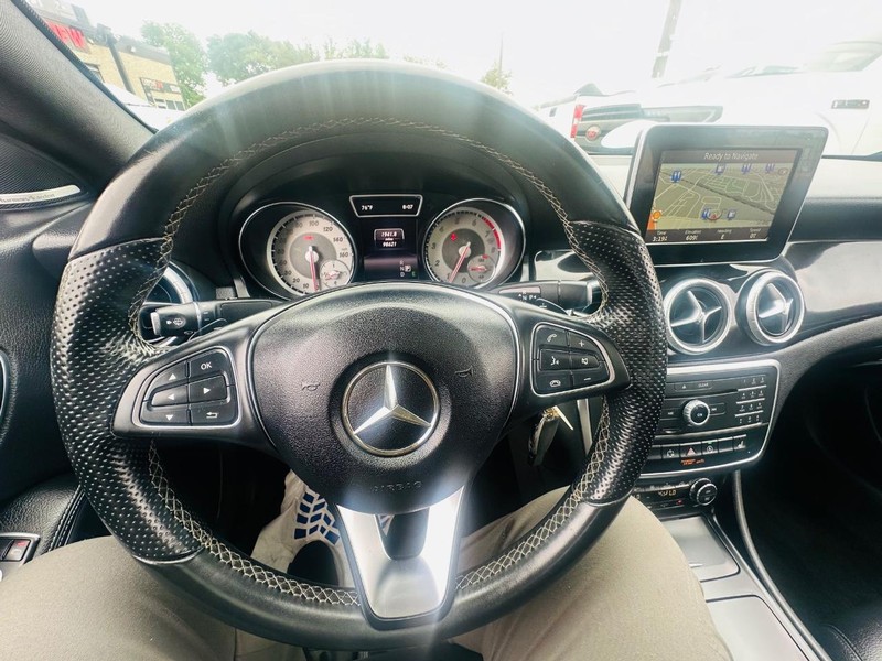 Mercedes-Benz CLA-Class Vehicle Full-screen Gallery Image 46